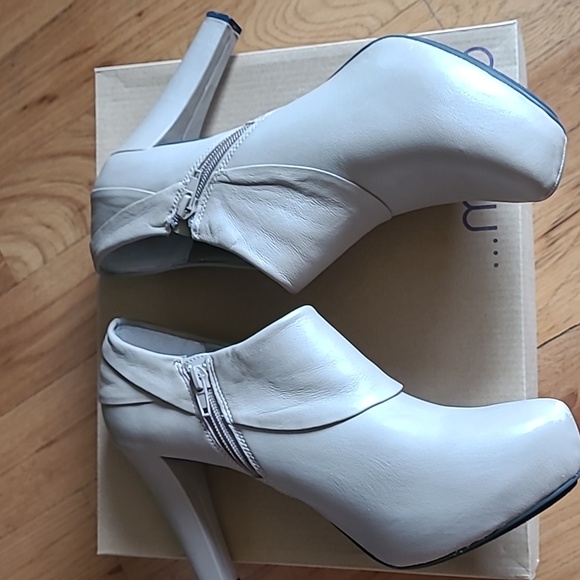 Me Too Beige Shootie - Picture 6 of 8